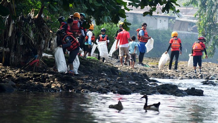 Dinas Lingkungan Hidup Kota Bogor & Saung Alkesa Mengadakan Aksi Bersih Sungai Ciliwung