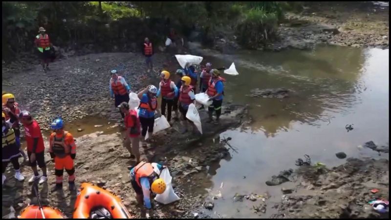 bersih-sungai-ciliwung